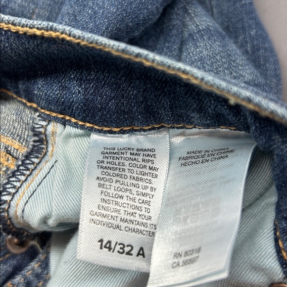 Lucky Brand Dark Blue Denim women’s jeans. 14/32. great condition.  No fraying - Picture 4 of 6